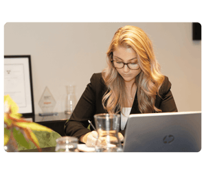 Moa tittar ner med dator (1)